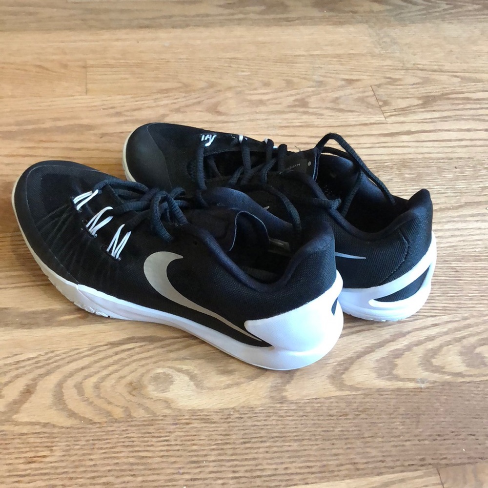 New Nike Hyperchase Low Basketball Shoe. Size 6.5
